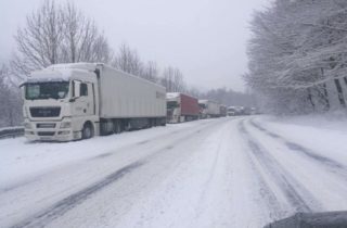 Všetky sledované diaľničné úseky a rýchlostné cesty sú zjazdné, na R2 a R4 je však do troch centimetrov snehu